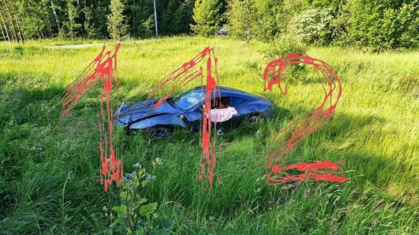 Появилось фото Ferrari, улетевшего в кювет после «деревенского» ДТП