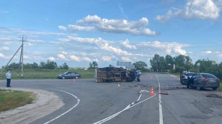 Автомобиль столкнулся с машиной скорой помощи в Подмосковье