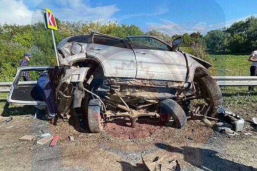В Татарстане водитель Chevrolet протаранил грузовик и врезался в ограждение на трассе