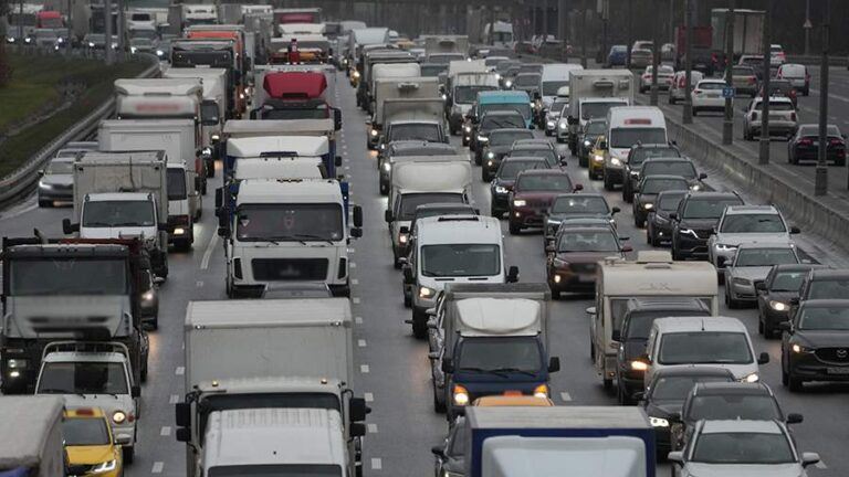 В Москве на МКАД перевернулся грузовик