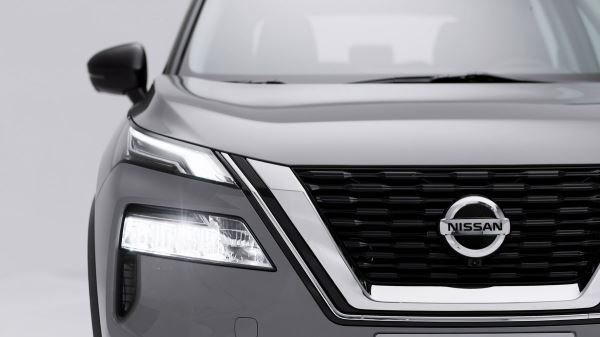 Новый Nissan X-Trail сняли на фото: он получил другой дизайн и семь мест