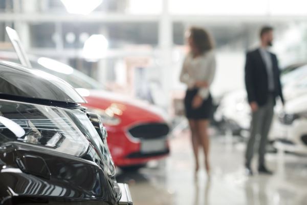 Продажи новых автомобилей в России начали расти