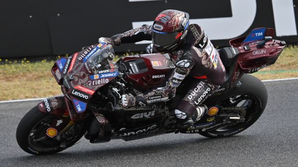 Марк Маркес выиграл три гонки кряду в MotoGP, его брат и соперник за титул Алекс Маркес сломал руку0