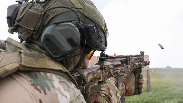 В зоне СВО провели испытания нового укороченного автомата АК-12К
