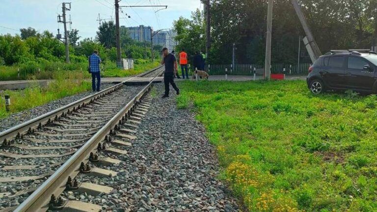 Автомобиль на переезде столкнулся с локомотивом электропоезда в Красноярске