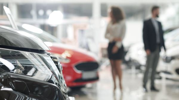 Продажи новых автомобилей в России начали расти