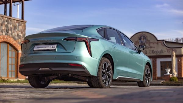 Седан Amberauto А5 подешевел в России на миллион рублей