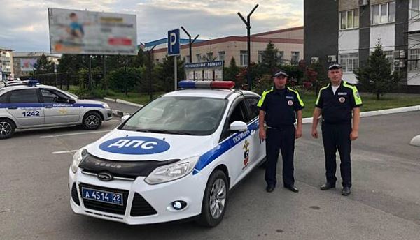 В Алтайском крае инспекторы ДПС оказали помощь на пожаре семье с двумя детьми