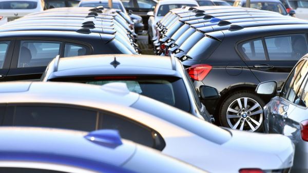 Продажи новых импортных автомобилей в июне снизились на 45 процентов