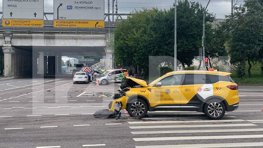 Шесть человек пострадали в ДТП на Комсомольском проспекте в Москве