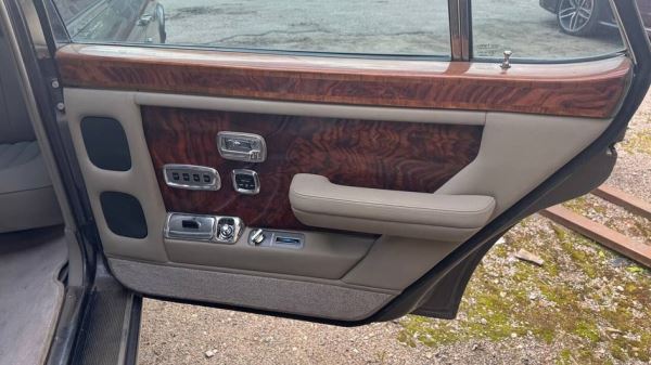 В России продают редкий лимузин Rollce-Royce