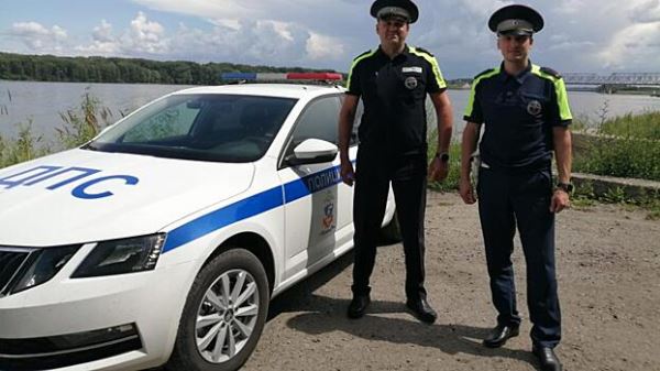 В Алтайском крае автоинспекторы помогли девушке-водителю, у которой случился приступ эпилепсии