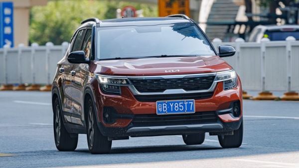Начались продажи популярного кроссовера Kia, который стоит как самая дешевая «Гранта»